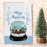 Bolsa De Regalo Mediana Glass Snowball Winter Village Blue Merry Christmas<br><div class="desc">Festive Glass Snowball Winter Village Foliage Merry Christmas Holiday Gift Bag. Casas de cuento de hadas en invierno con nieve. Las hermosas plantas de escalada azul. Un deseo de Feliz Navidad en un guión de moda. Puedes cambiar cualquier texto en el bolso.</div>