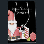 Bolsa De Regalo Mediana Gnomo de Santa Rojo Lindo con Regalos de Navidad<br><div class="desc">¡Personalizado y Fácil! Diseño de Gnomo de Santa adorable con Saludo personalizado y nombre del destinatario en la parte delantera,  y nombre del remitente en la parte trasera</div>