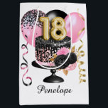Bolsa De Regalo Mediana Gold y Black Cake 18th Birthday Name<br><div class="desc">Bolsa de regalo personalizada de 18 años,  rosa,  negro y dorado,  que puede personalizar el frente con su nombre en letra de guión.</div>