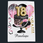 Bolsa De Regalo Mediana Gold y Black Cake 18th Birthday Name<br><div class="desc">Bolsa de regalo personalizada de 18 años,  rosa,  negro y dorado,  que puede personalizar el frente con su nombre en letra de guión.</div>