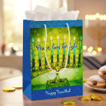 Bolsa De Regalo Mediana Green Hanukkah Menorah Peace Love Light Script<br><div class="desc">"Paz, amor y luz". Un ilustracion fotográfico de primera mano de una brillante, colorida, verde y amarilla menora artística contra un fondo azul falso purpurina te ayuda a inaugurar las vacaciones de Hanukkah con estilo. Siente el calor y la alegría de la temporada de vacaciones cada vez que use esta...</div>