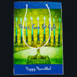 Bolsa De Regalo Mediana Green Hanukkah Menorah Peace Love Light Script<br><div class="desc">"Paz, amor y luz". Un ilustracion fotográfico de primera mano de una brillante, colorida, verde y amarilla menora artística contra un fondo azul falso purpurina te ayuda a inaugurar las vacaciones de Hanukkah con estilo. Siente el calor y la alegría de la temporada de vacaciones cada vez que use esta...</div>