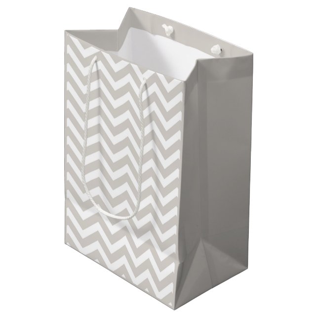 Bolsa De Regalo Mediana Gris plateado y Boda de Chevron grueso blanco Cump (Angulo Anverso)
