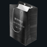 Bolsa De Regalo Mediana Groomsman Black Brushed Metalizado<br><div class="desc">Gracias a sus comensales con este diseño metalizado cepillado con tipografía audaz. Personalice este diseño con su nombre de padrino y fecha de boda. Hace una gran bolsa de regalo.</div>