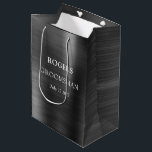 Bolsa De Regalo Mediana Groomsman Black Brushed Metalizado<br><div class="desc">Gracias a sus comensales con este diseño metalizado cepillado con tipografía audaz. Personalice este diseño con su nombre de padrino y fecha de boda. Hace una gran bolsa de regalo.</div>