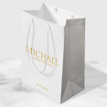 Bolsa De Regalo Mediana Groomsman clásico personalizado en blanco y oro<br><div class="desc">Clásicos regalos Groomsman personalizados en blanco y oro con el nombre, el título y la fecha boda de un groomman personalizado en estilo de letra de serif clásico dorado. También perfecto para el Mejor Hombre, Padre de la Novia y más. Nota: Los detalles del Relieve metalizado se simulan en la...</div>