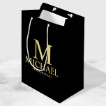 Bolsa De Regalo Mediana Groomsman personalizado de color negro y oro moder<br><div class="desc">Regalos Groomsman personalizados modernos en negro y oro con monograma personalizado, nombre y título de un groomsman con estilo de letra clásico en serif en color negro. También perfecto para el Mejor Hombre, Padre de la Novia y más. Nota: Los detalles del Relieve metalizado se simulan en la obra de...</div>
