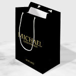 Bolsa De Regalo Mediana Groomsman personalizado de color negro y oro moder<br><div class="desc">Regalos Groomsman personalizados modernos en blanco y negro con el nombre, el título y la fecha boda de un groomman personalizado con estilo de letra serif clásico en oro sobre fondo negro. También perfecto para el Mejor Hombre, Padre de la Novia y más. Nota: Los detalles del Relieve metalizado se...</div>