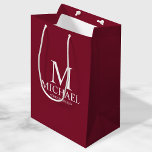 Bolsa De Regalo Mediana Groomsman personalizado de la raza borgoñona moder<br><div class="desc">Regalos Groomsman Personalizados de la Red Borgoña Moderna con monograma personalizado,  nombre del groomsman y título en estilo de letra serif blanco clásico sobre fondo rojo burdeos. También perfecto para el Mejor Hombre,  Padre de la Novia y más.</div>