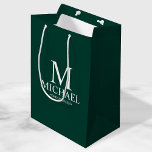 Bolsa De Regalo Mediana Groomsman personalizado del verde esmeralda modern<br><div class="desc">Regalos Groomsman personalizados modernos con monograma personalizado,  nombre del groomsman y título en estilo de letra serif clásico blanco sobre fondo verde esmeralda. También perfecto para el Mejor Hombre,  Padre de la Novia y más.</div>