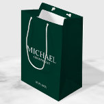 Bolsa De Regalo Mediana Groomsman personalizado del verde esmeralda modern<br><div class="desc">Regalos Groomsman Personalizados Modernos con el nombre,  título y fecha boda personalizados del groomsman en estilo serif clásico blanco sobre fondo verde esmeralda. También perfecto para el Mejor Hombre,  Padre de la Novia y más.</div>