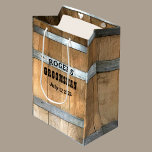 Bolsa De Regalo Mediana Groomsman Whiskey Barrel personalizado<br><div class="desc">Gracias a sus padrinos con este diseño rústico de barril de whisky con tipografía occidental audaz. Personalice este diseño con su nombre de padrino y fecha de boda. Hace una gran bolsa de regalo.</div>