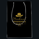 Bolsa De Regalo Mediana Groomsmen personalizados clásicos Gorras de Cowboy<br><div class="desc">Regalos personalizados para padrinos con temática de vaquero occidental. Decorada con gorra de vaquero con letra occidental vintage. El texto y el color son editables utilizando la herramienta de diseño para que se ajuste a su ocasión. Obtén este regalo de personalizar para boda, despedida de soltero, fiesta de compromiso o...</div>