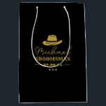 Bolsa De Regalo Mediana Groomsmen personalizados clásicos Gorras de Cowboy<br><div class="desc">Regalos personalizados para padrinos con temática de vaquero occidental. Decorada con gorra de vaquero con letra occidental vintage. El texto y el color son editables utilizando la herramienta de diseño para que se ajuste a su ocasión. Obtén este regalo de personalizar para boda, despedida de soltero, fiesta de compromiso o...</div>