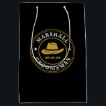 Bolsa De Regalo Mediana Groomsmen Personalizados con el logotipo rústico d<br><div class="desc">Regalos personalizados para padrinos con temática de vaquero occidental. Decorada con gorra de vaquero con letra occidental vintage. El texto y el color son editables utilizando la herramienta de diseño para que se ajuste a su ocasión. Obtén este regalo de personalizar para boda, despedida de soltero, fiesta de compromiso o...</div>