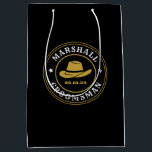 Bolsa De Regalo Mediana Groomsmen Personalizados con el logotipo rústico d<br><div class="desc">Regalos personalizados para padrinos con temática de vaquero occidental. Decorada con gorra de vaquero con letra occidental vintage. El texto y el color son editables utilizando la herramienta de diseño para que se ajuste a su ocasión. Obtén este regalo de personalizar para boda, despedida de soltero, fiesta de compromiso o...</div>