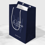 Bolsa De Regalo Mediana Groomsmen personalizados con guión azul de la mari<br><div class="desc">Moderno Minimalista Personalizado Monograma y Regalos de nombres Este diseño presenta un nombre personalizado en blanco y moderno estilo de letra de escritura a mano y monograma en azul marino claro sans serif estilo de fuente como fondo, con detalles bodas en blanco moderno sans serif estilo de fuente, sobre fondo...</div>