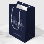 Bolsa De Regalo Mediana Groomsmen personalizados de la Marina Náutica Azul<br><div class="desc">Añada un toque personal a su boda con una bolsa de regalo personalizada para los padrinos. Este saco de regalo presenta el nombre personalizado del groomsman con título y fecha boda en blanco y monograma en azul marino claro como fondo, en estilo serif clásico, sobre fondo azul marino. También perfecto...</div>