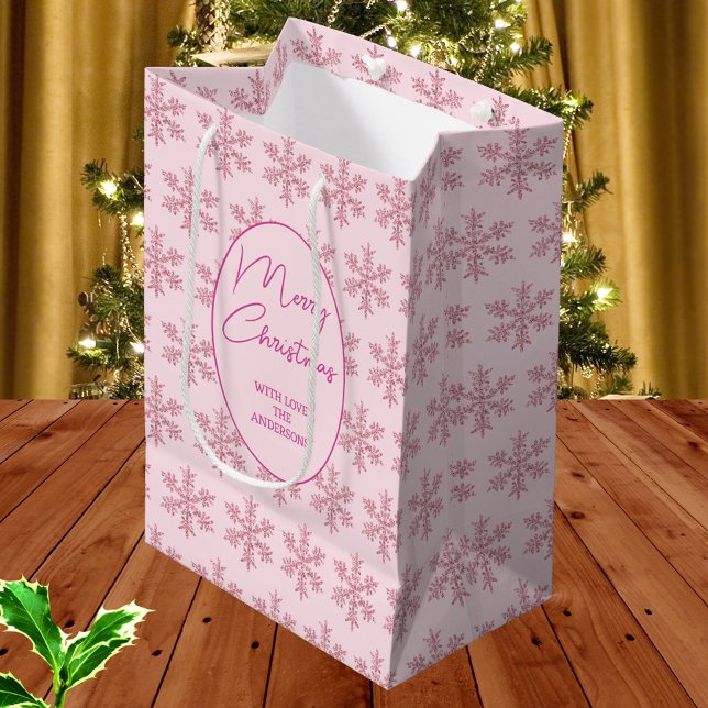 Bolsa De Regalo Mediana Guión de Navidades del patrón de glam rosado de co (Up your gifting game with designer gift bags in a chic pattern of pink faux glitter snowflakes)