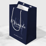 Bolsa De Regalo Mediana Guión moderno Personalizado Bridesmaids Marina Azu<br><div class="desc">Bolsa de regalo para damas de honor personalizada que incluye el nombre de la dama de honor en blanco estilo de letra de escritura moderno y monograma en azul marino claro estilo de letra moderno estilo de escritura como fondo con título y fecha boda en blanco moderno sans serif estilo...</div>