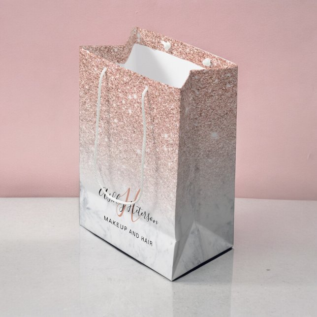Bolsa De Regalo Mediana Guión purpurina oro de rosa de mármol monograma ma (Makeup monogram marble rose gold glitter script medium gift bag)