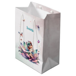 Bolsa De Regalo Mediana Hada bonita sentada dentro de la flor