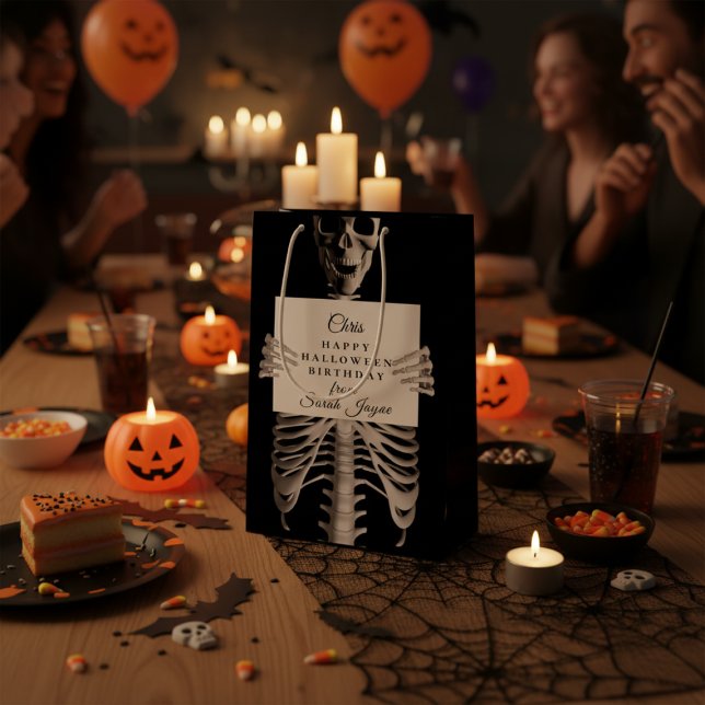 Bolsa De Regalo Mediana Halloween Birthday Spooky Skeleton Custom Black (Gift Bag for someone who has a birthday on Halloween and who is not afraid of spooky skeletons.)