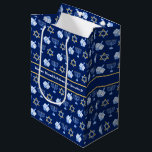 Bolsa De Regalo Mediana Hanukkah Dreidel Menorah Pattern Personalizado azu<br><div class="desc">Hermosa bolsa de regalo de Hanukkah en forma de estrella azul oscuro con un fresco patrón de estrella del judaísmo,  dreidel,  y la menorah judía para la festividad de Chanukah. Personalizar este diseño con su apellido.</div>
