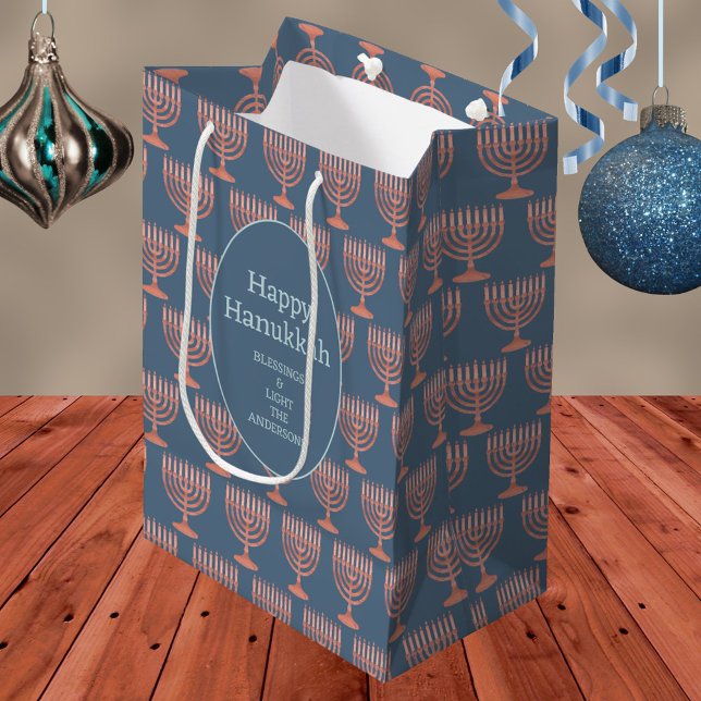 Bolsa De Regalo Mediana Hanukkah Festival Rústico Menorah Azul De Luces (Personalized Hanukkah gift bags with rustic faux wood menorahs and your custom text)