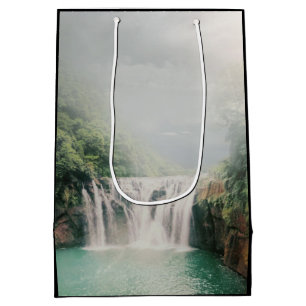 Bolsa De Regalo Mediana Hermosa cascada en un frondoso bosque verde