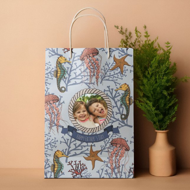 Bolsa De Regalo Mediana Hipoahorse azul claro Serenade Personalizado Foto  (Hand-drawn Seahorse, Jellyfish, Starfish & Coral Navy Blue Gift Bag for Him. Editable Text and Photo)