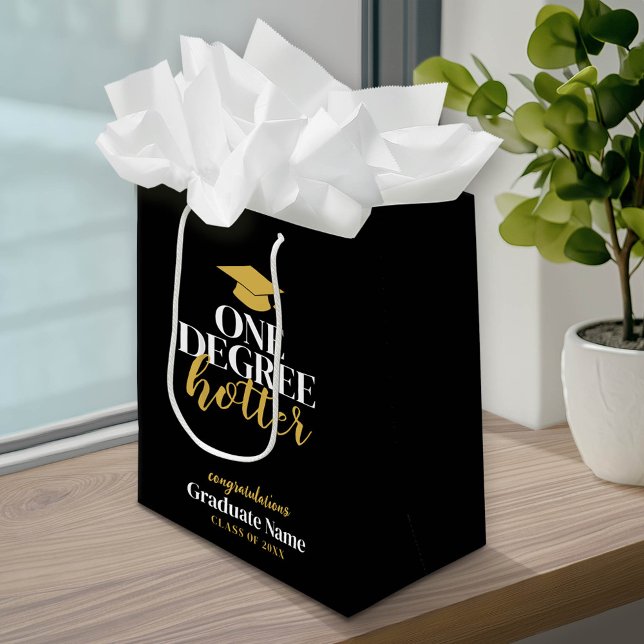 Bolsa De Regalo Mediana Hotter de un grado - Oro negro - Graduación (Custom Graduation Gift Bag with a pace for the graduate's name)