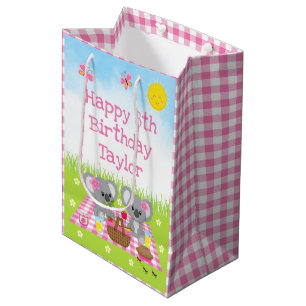 Bolsa De Regalo Mediana Koala lleva el cumpleaños de Pink Gingham Happy