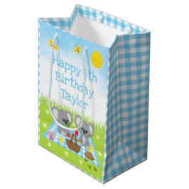 Bolsa De Regalo Mediana Koala lleva Picnic Blue Gingham Feliz Cumpleaños