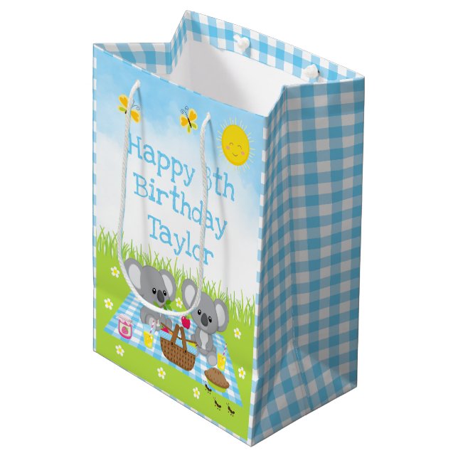 Bolsa De Regalo Mediana Koala lleva Picnic Blue Gingham Feliz Cumpleaños (Angulo Anverso)