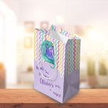 Bolsa De Regalo Mediana Magical Unicornio Chevron Pastel Kids Birthday Fav<br><div class="desc">Magical Unicornio Chevron Pastel Niños Favor de Cumpleaños Media Bolsa de Regalo . El diseño tiene un fondo de color chevron pastel con un bonito unicornio verde azul. Esto es parte de una colección . Para cualquier personalización,  no dudes en ponerte en contacto conmigo en mypaperlove2021@gmail.com.</div>