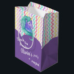 Bolsa De Regalo Mediana Magical Unicornio Chevron Pastel Kids Birthday Fav<br><div class="desc">Magical Unicornio Chevron Pastel Niños Favor de Cumpleaños Media Bolsa de Regalo . El diseño tiene un fondo de color chevron pastel con un bonito unicornio verde azul. Esto es parte de una colección . Para cualquier personalización,  no dudes en ponerte en contacto conmigo en mypaperlove2021@gmail.com.</div>