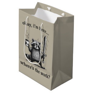 Bolsa De Regalo Mediana Mapache Okay Estoy Aquí Dónde Está El Café De Trab