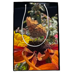 Bolsa De Regalo Mediana Mariposa Comma en una flor de Rudbeckia