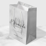 Bolsa De Regalo Mediana Mármol blanco personalizado de la dama de honor co<br><div class="desc">Bolsa de regalo para damas de honor personalizada que incluye el nombre de la dama de honor en estilo de letra de escritura gris moderno y monograma con estilo de letra de escritura gris claro moderno como fondo con título y fecha boda en sans modernos grises estilo de fuente serif...</div>