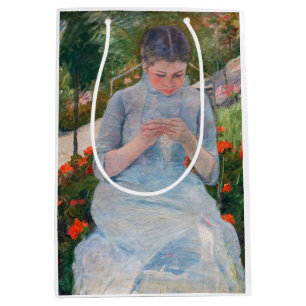 Bolsa De Regalo Mediana Mary Cassatt - Chica cosiendo en un jardín