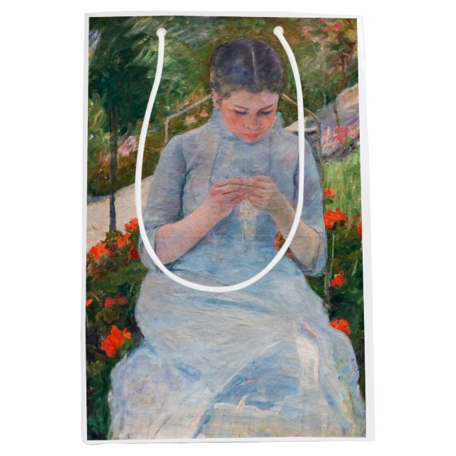Bolsa De Regalo Mediana Mary Cassatt - Chica cosiendo en un jardín (Anverso)
