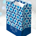 Bolsa De Regalo Mediana Mazel Tov Geometric Star Pattern Navy Blue<br><div class="desc">Las bolsas de regalo personalizadas son una buena manera de añadir un toque personal a sus regalos! Esta plantilla elegante presenta un patrón de estrella geométrica y se personaliza con el nombre del destinatario. El saludo "Mazel Tov!" también se puede modificar o adaptar para diferentes ocasiones. Un diseño versátil que...</div>