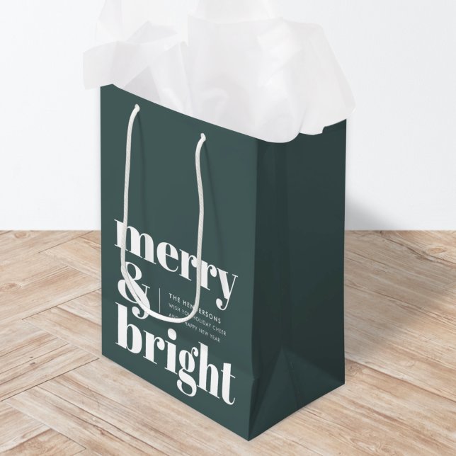 Bolsa De Regalo Mediana Merry y Bright | Elegantes Navidades verdes forest (Add a cheerful twist to your Christmas gifts with this bold red Merry & Bright present bag)