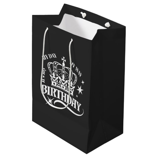 Bolsa De Regalo Mediana Minimal White Crown Birthday Typography Black (Angulo Anverso)