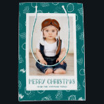 Bolsa De Regalo Mediana Modern Merry | VERDE AZULADO | Vacaciones fotográf<br><div class="desc">Añade algo de diversión a tus regalos con estas bolsas personalizadas de regalos con fotos,  con un patrón moderno y esbozado compuesto de círculos,  líneas y manchas. El color de fondo se puede personalizar,  si se desea.</div>