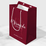 Bolsa De Regalo Mediana Moderna escritura personalizada Bridesmaid Borgoña<br><div class="desc">Bolsa de regalo para damas de honor personalizada que incluye el nombre de la dama de honor en blanco estilo de letra de escritura moderno y monograma con un estilo de letra rojo burdeos claro estilo de escritura moderno como fondo con título y fecha boda en sans modernos blancos estilo...</div>