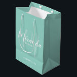 Bolsa De Regalo Mediana Moderna escritura personalizada Bridesmaid Mint Gr<br><div class="desc">Bolsa de regalo para damas de honor personalizada que incluye el nombre de la dama de honor en blanco estilo de letra de escritura moderno y monograma en color verde claro estilo de letra de escritura moderno como fondo con título y fecha boda en blanco moderno sans serif estilo de...</div>