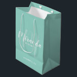 Bolsa De Regalo Mediana Moderna escritura personalizada Bridesmaid Mint Gr<br><div class="desc">Bolsa de regalo para damas de honor personalizada que incluye el nombre de la dama de honor en blanco estilo de letra de escritura moderno y monograma en color verde claro estilo de letra de escritura moderno como fondo con título y fecha boda en blanco moderno sans serif estilo de...</div>