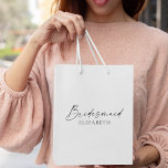 Bolsa De Regalo Mediana Moderna maquina de colores de caligrafía Minimalis<br><div class="desc">Moderna,  Minimalista pero elegante caligrafía Ink Script Nombre de la dama de honor Bolsa de regalo - Negro y Blanco</div>